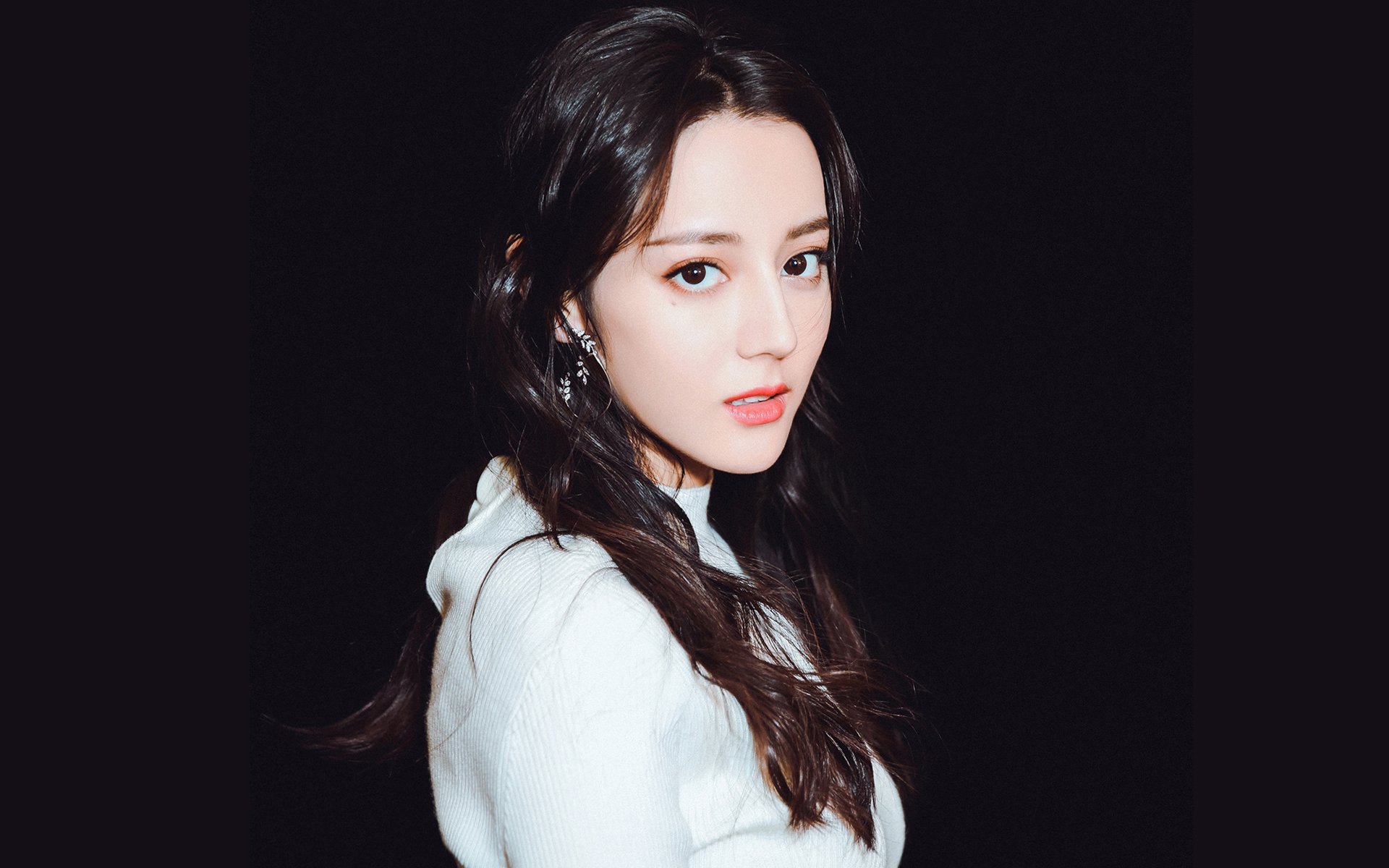 女足比赛选手赛场表现稳定，球迷欣喜观望，女足表现很亮眼